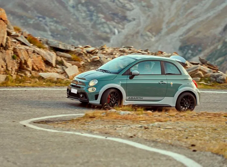 renting-abarth-695-7-3.webp