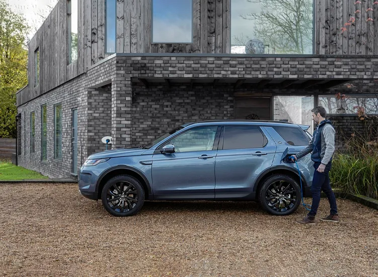 renting-land-rover-discovery-sport-2-3.webp
