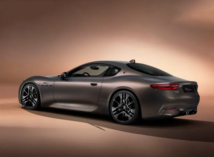 renting-maserati-quattroporte-2-4.webp