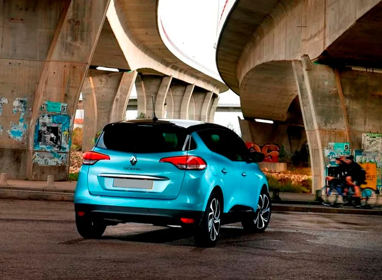 renting-renault-scenic-7-3.webp